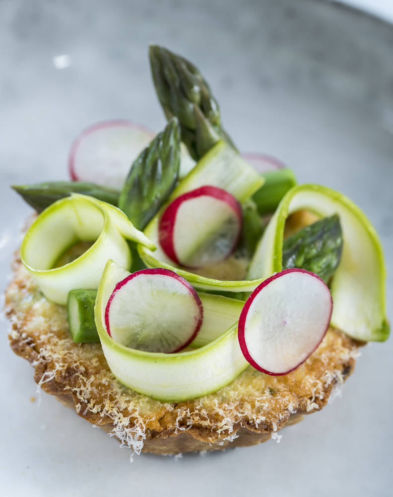 Asparagus tart, Starter,  Brunch Restaurant, Woodbridge Brunch, Unruly brunch, Food photography by claudia gannon