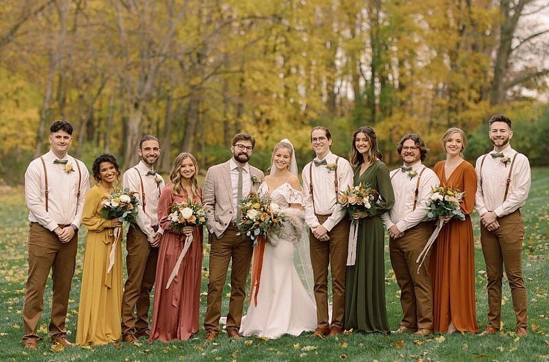 fall is upon us + we are craving the incredible natural colors that come with this new season. 🌼 &mdash; Mackenzie + Jakes autumn wedding at @stonemillinn featured all these warm tones &amp; we are loving it. 👏🏼🍂 // photog: @amandanaylorphoto_