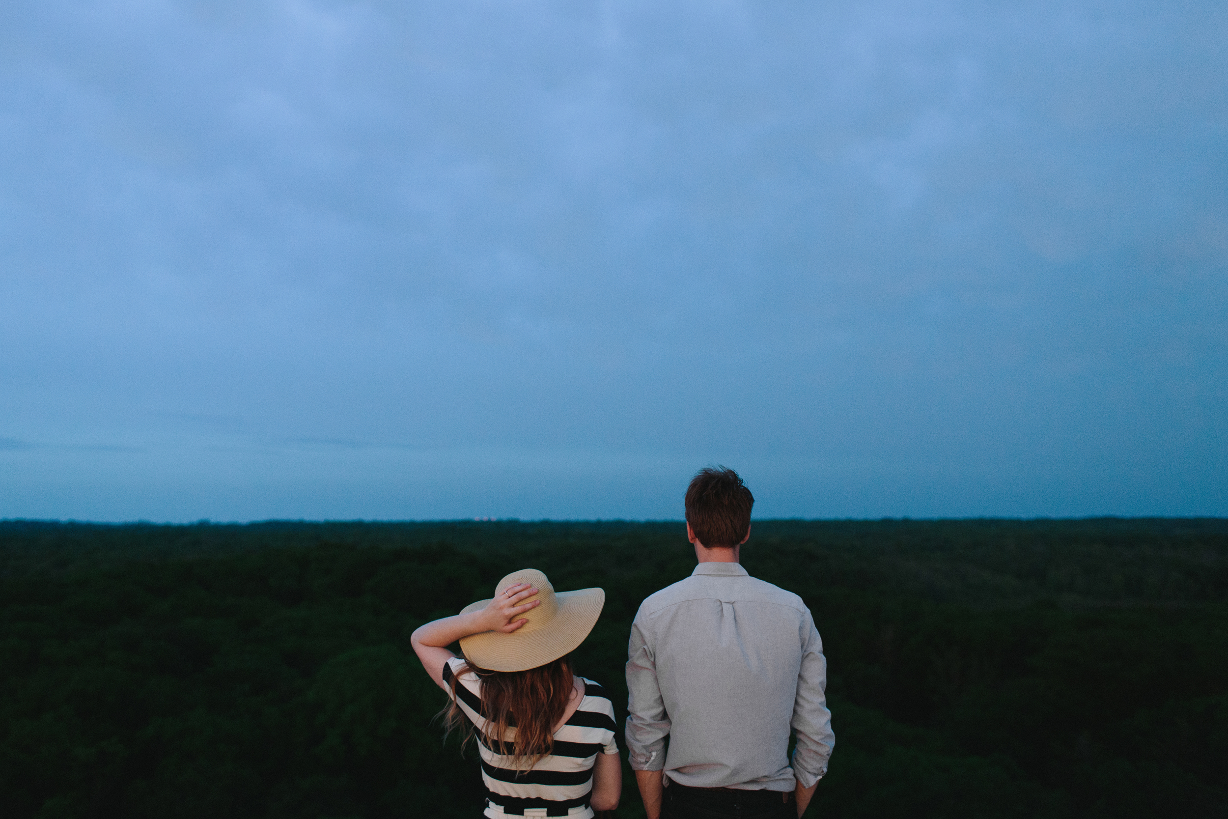 Lake-Michigan-Engagement-Session-Lifestyle-Wedding-Photographer-Mae-Stier-Candid-Photography-002.jpg