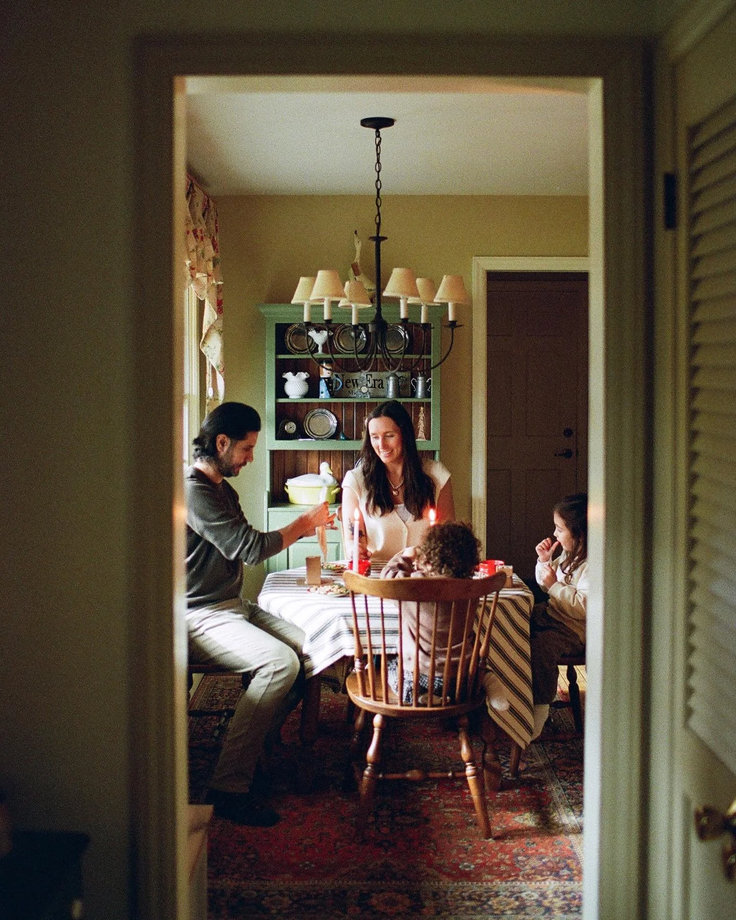 Reminiscing on this sweet holiday photoshoot from last year. There&rsquo;s nothing better than a cozy afternoon in the kitchen, capturing the joy and magic of holiday traditions. 🎄

Wishing you all a happy Christmas and hopeful start to the New Year