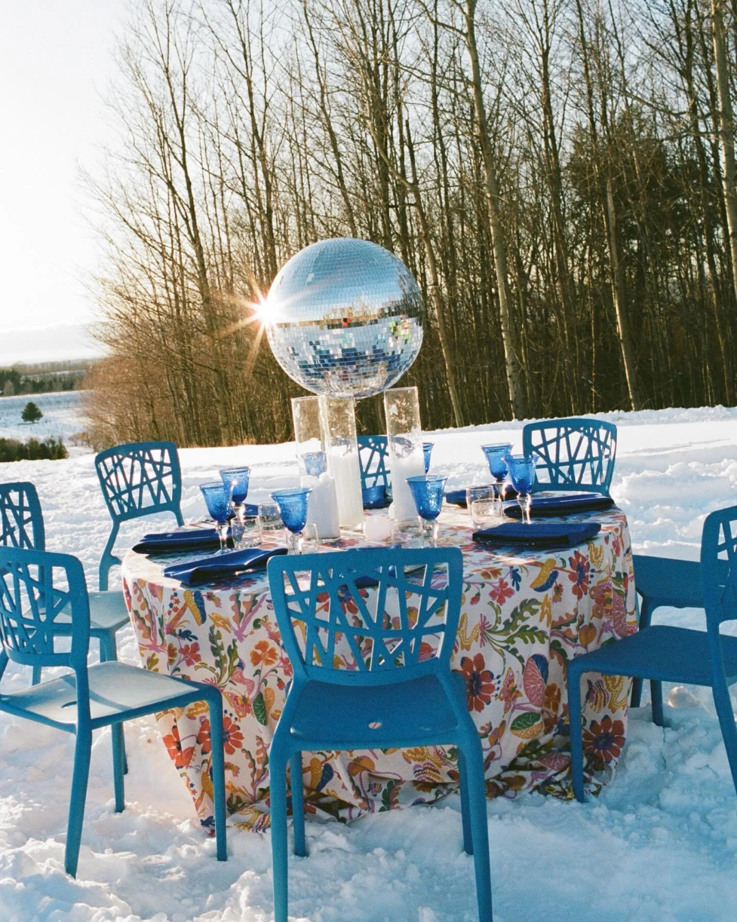 &ldquo;What if we threw a dinner party in the snow?&rdquo; A question that most would never even ask, but @juniperandlaceevents didn&rsquo;t just consider it; she made it happen. She imagined a day of winter play, with a retro apr&eacute;s ski feel, 