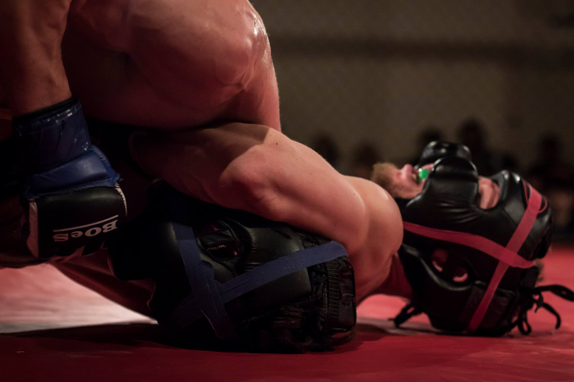 Matt Dawson choking out his opponent on his way to the 135 title fight.