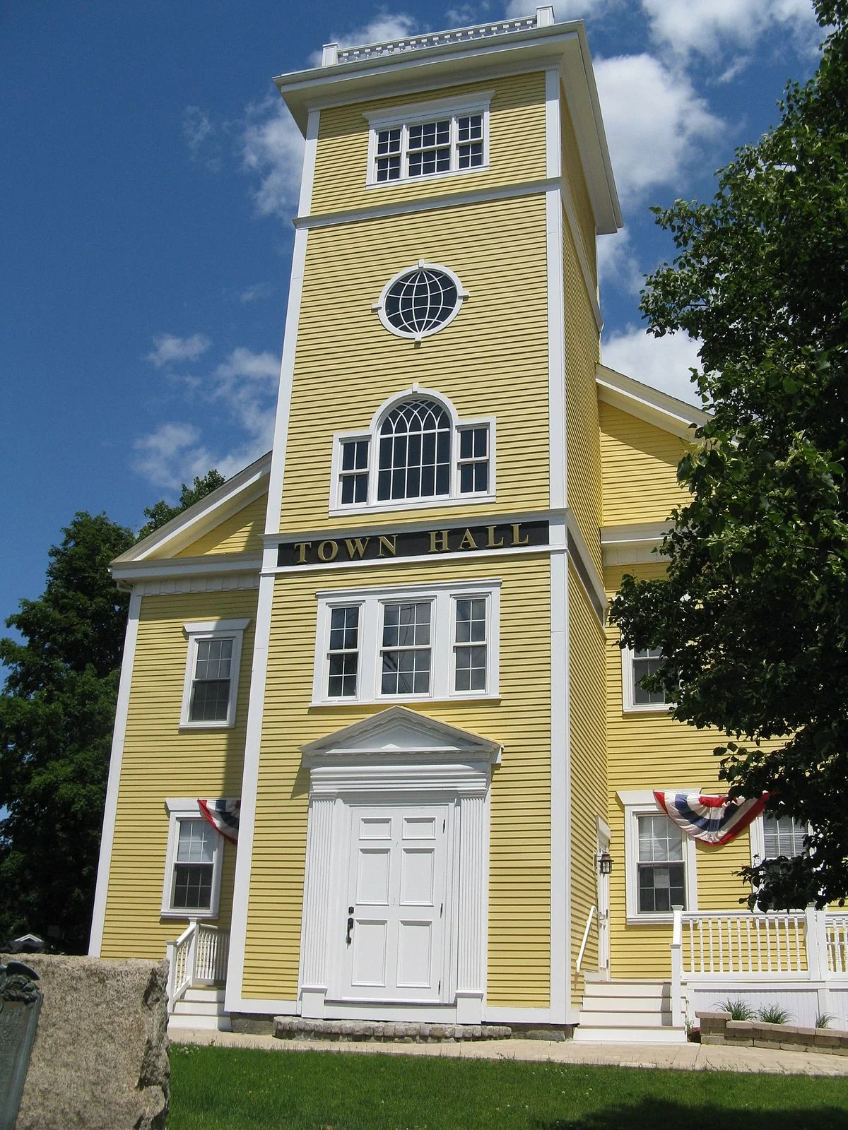 Bellingham , mA offers many conveniences and amenities. It's located adjacent to the towns of franklin, Medway, Wrentham, Hopedale, Mendon, Milford, blackstone and woonsocket, RI.