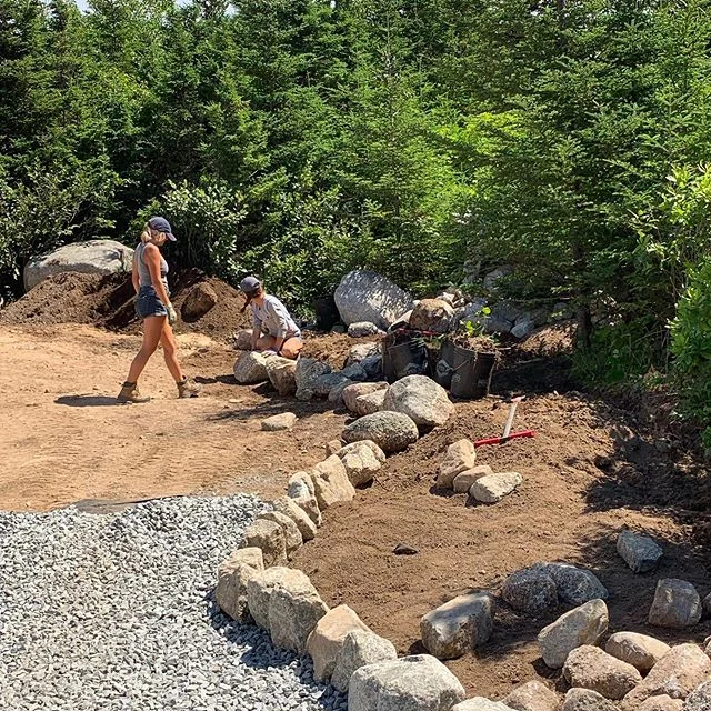 Things are coming together... Picture this: beautiful granite boulders create flowy lines to direct you as you walk through the sparkling courtyard, guiding you to the deep blue ocean view 🌊 And just wait until the plants are in! #exciting #homestre