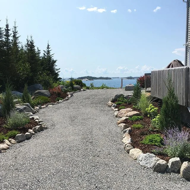 The coastal garden and courtyard is finished! We removed 18 tonnes of sod and debris, and used 14 tonnes of granite Class A, 13 tonnes of granite 3/4&rdquo;, 26 tonnes of granite crusher run, 13 tonnes of fresh soil, and 9 tonnes of mulch. (90 tonnes