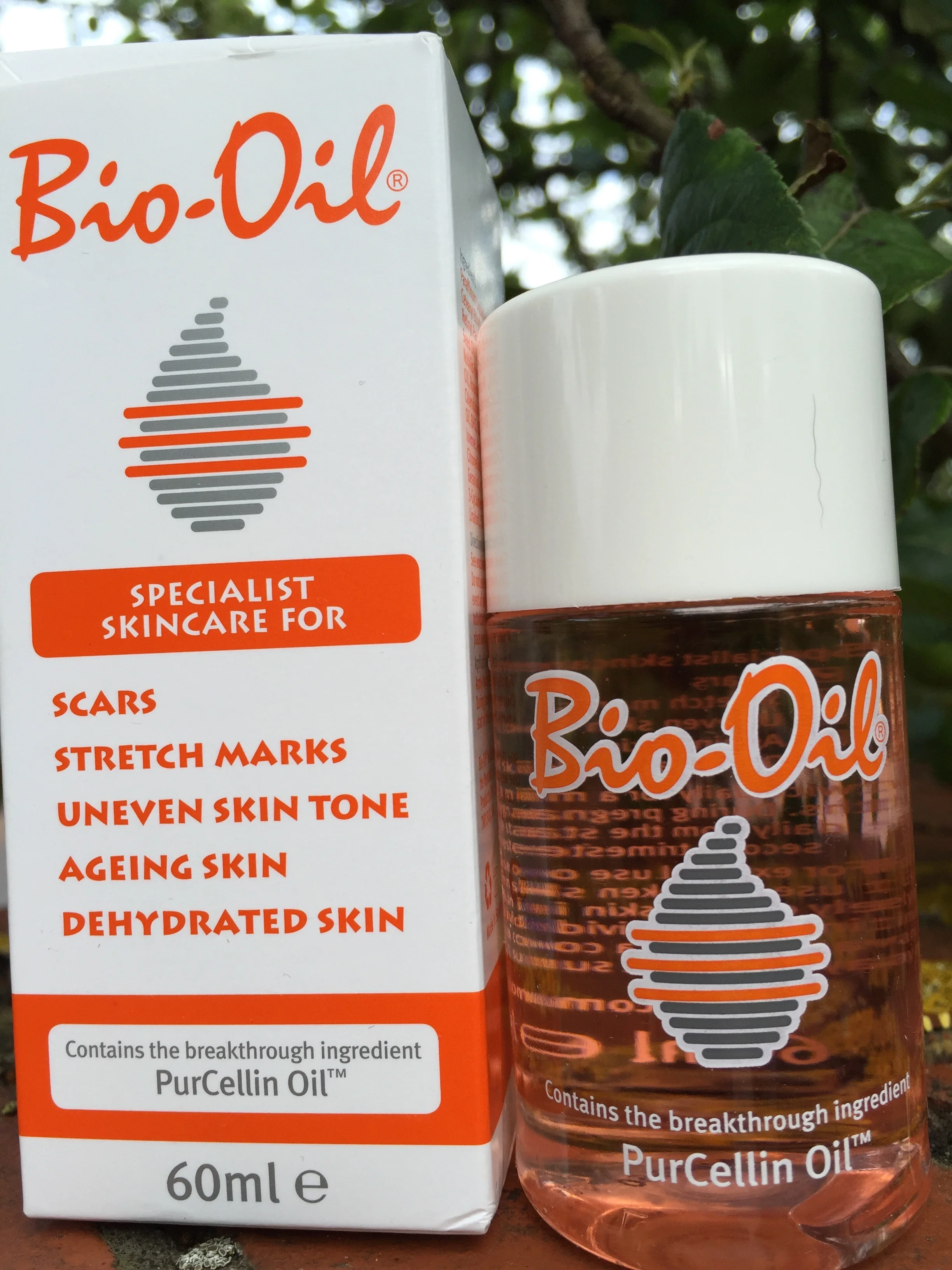 Boil Oil is a worldwide iconic brand. For a couple of decades now it has been the favourite, this is due to its many uses and versatility the product is: it claims to provide a number of benefits, including reducing stretch marks, improving the appearance of scars, fighting the signs of aging, and smoothing uneven skin tone. 