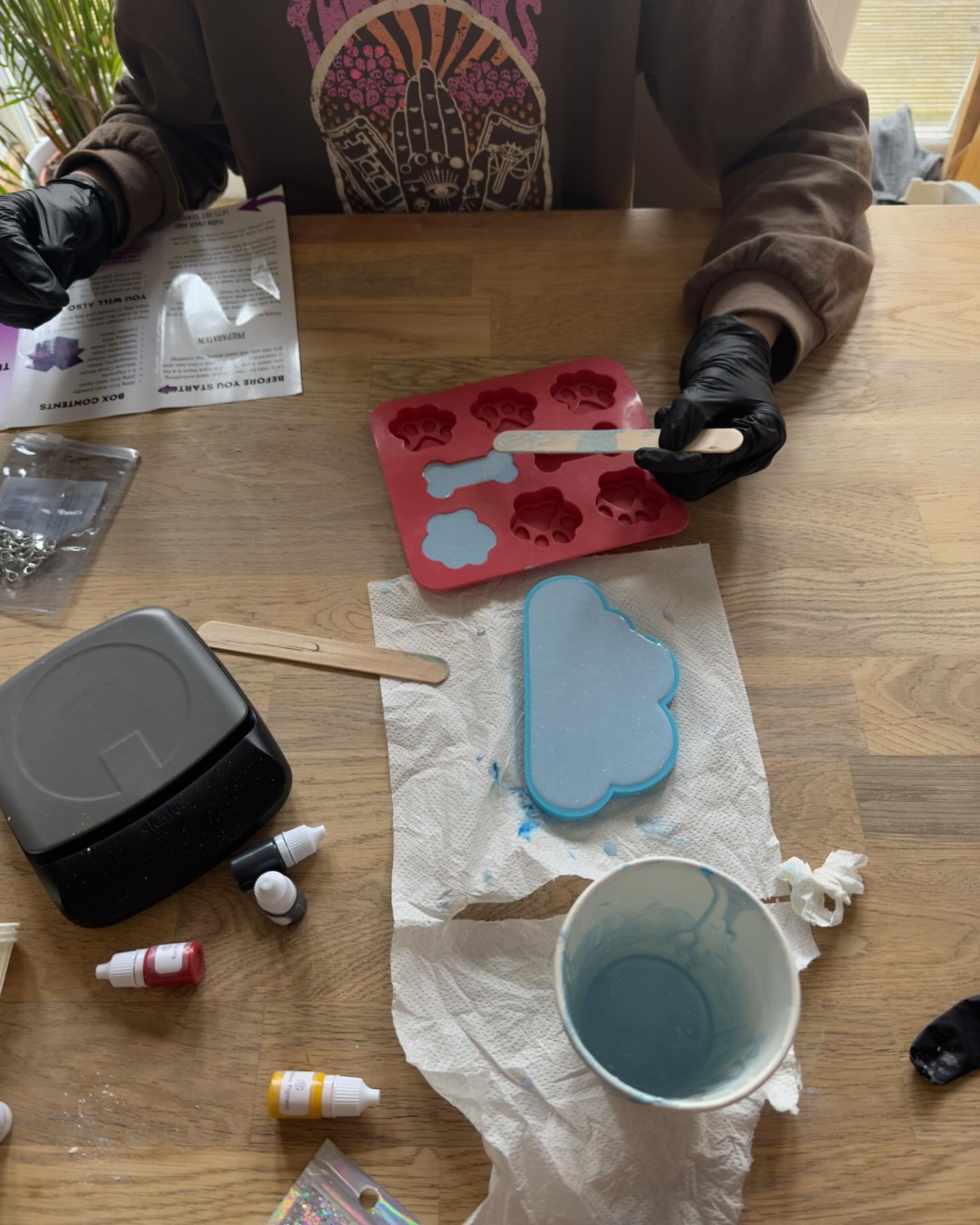 Summer and I have been crafting today, making resin trinket trays #crankycowcreations @crankycowcreations #mumanddaughtertime #crafts #resincraft