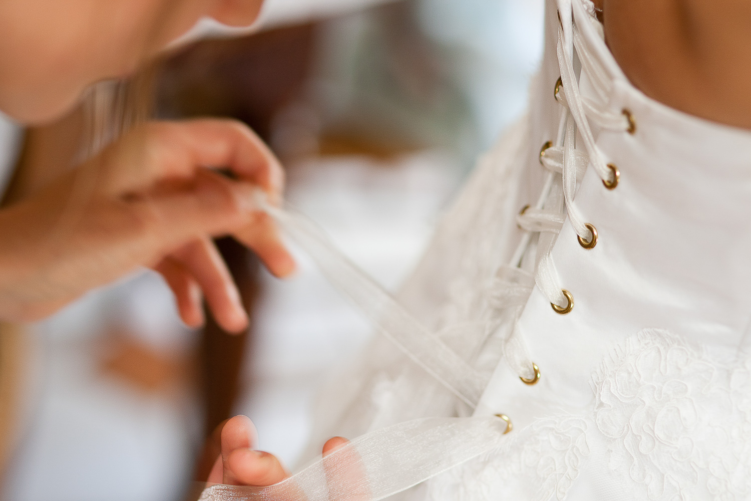 Laçage de la robe, Lausanne, Vaud, Suisse, Photographe mariage