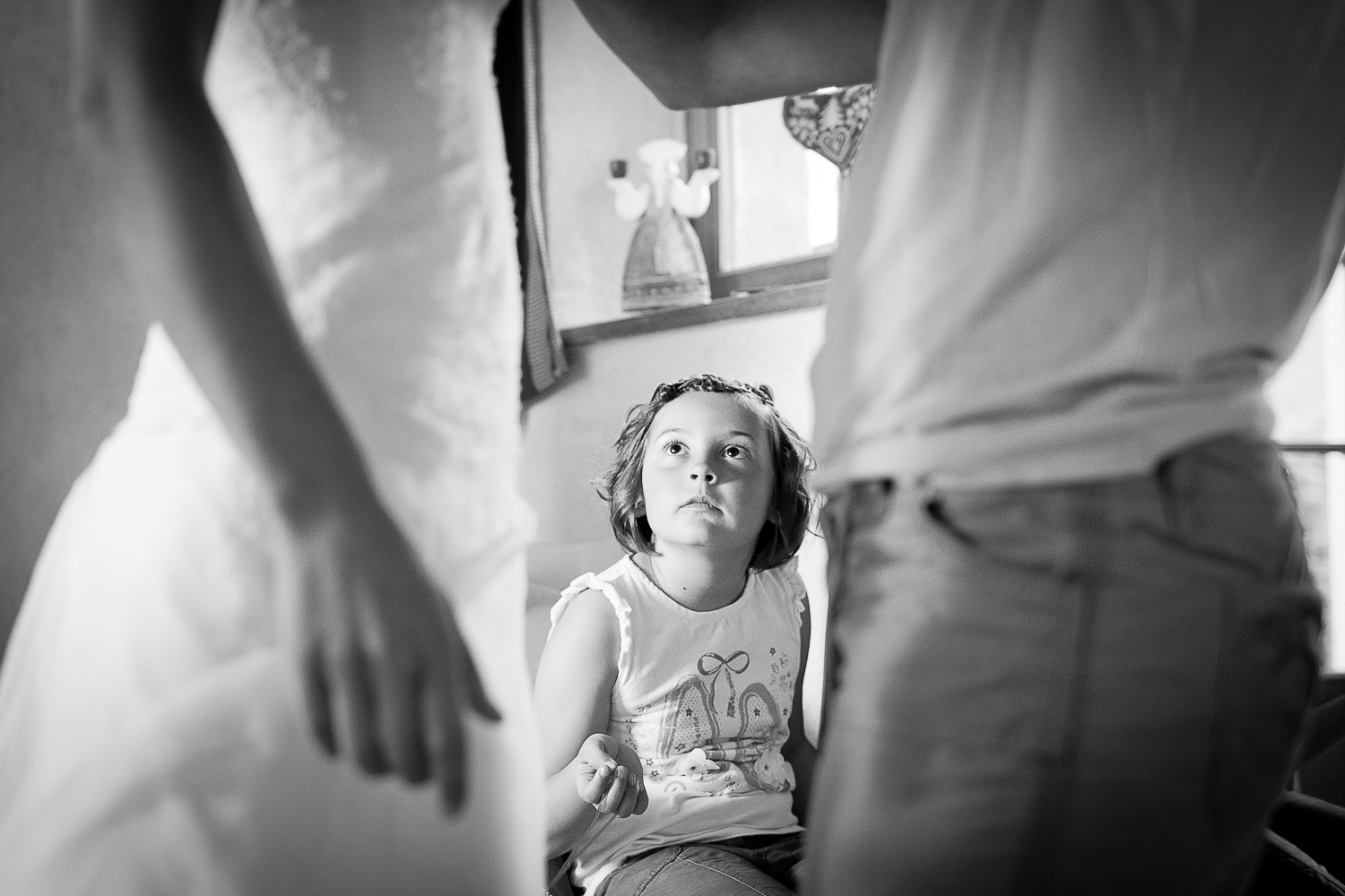 Préparation de la mariée sous les yeux des enfants, photographe mariage Lausanne