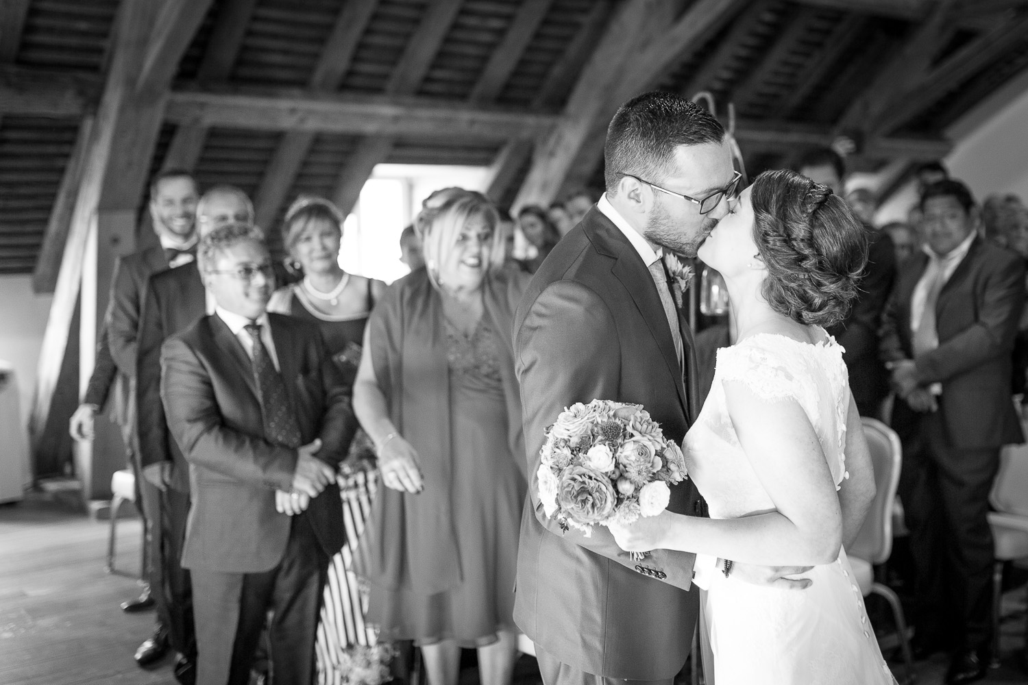 Baiser cérémonie civile, porte des iris, VD, Suisse, photographe mariage Lausanne