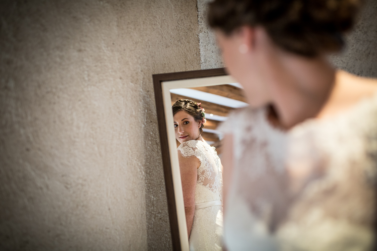 Préparation de la mariée, Porte des Iris, Vaud, Suisse, Photographe mariage Lausanne