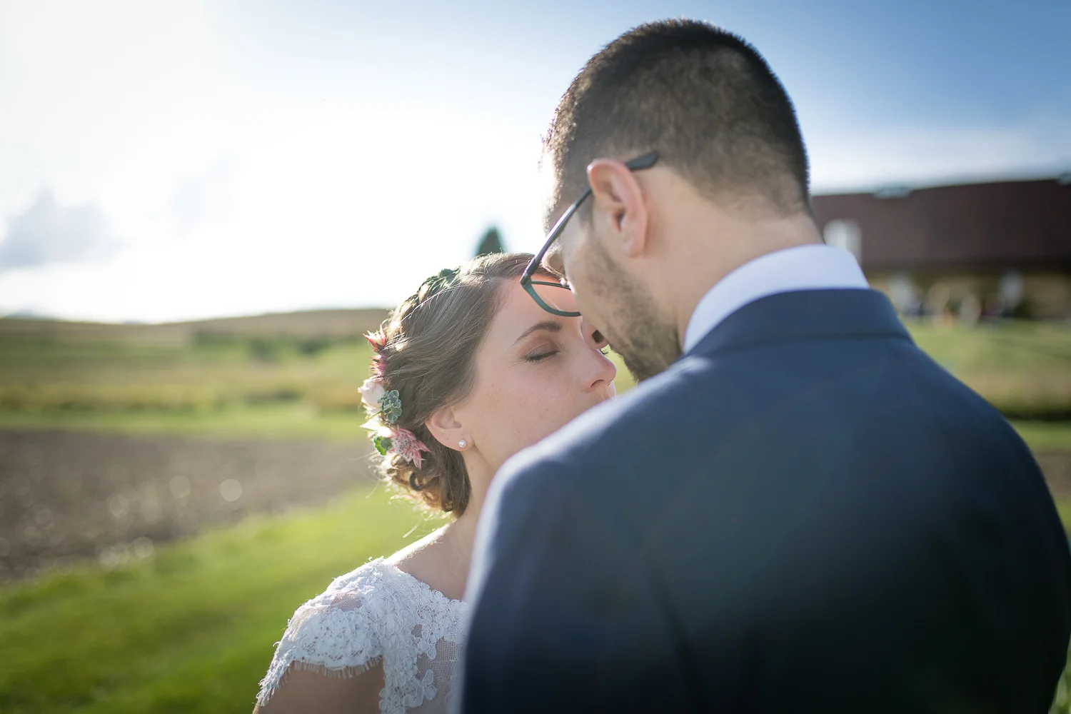 photo couple jeune mariés, porte des Iris, Vaud, Suisse, photographe mariage Lausanne