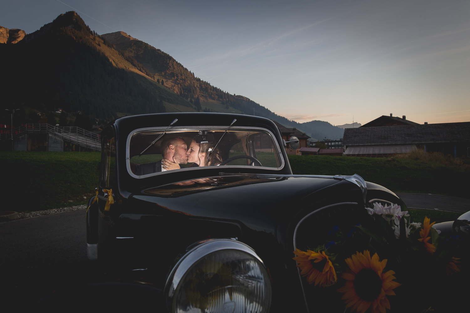 Photo couple, vieille voiture, flash, Les Mosses, VD, Suisse, Photographe mariage