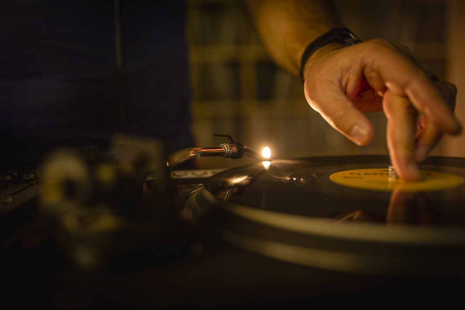 DJ qui mixe sur vinyles