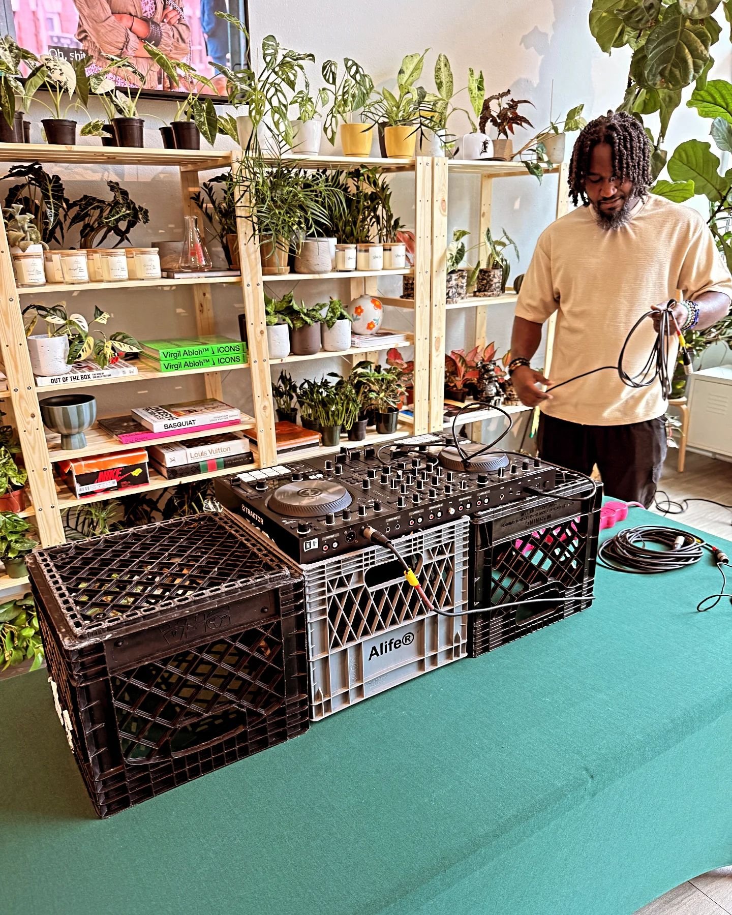 Botanical Beats Vol 3: Open FREE to the public.
@greenducks.ps &amp; @allmyhomies presents.
Saturday November 9th
3pm - Until
420 East church street
Come Chill, Come Shop, Come Drink, Come Vibe!

Music Conducta's 
@im_johnq 
@ilovedjmari 
@holupkb 

