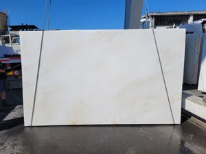 bianco+rhino_b+8138_44+slabs_320x195x3cm_39+(2) (1).png