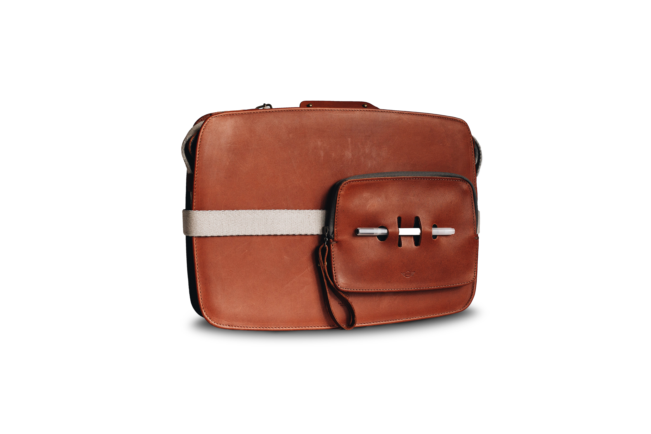 Pareja_Strapped.png