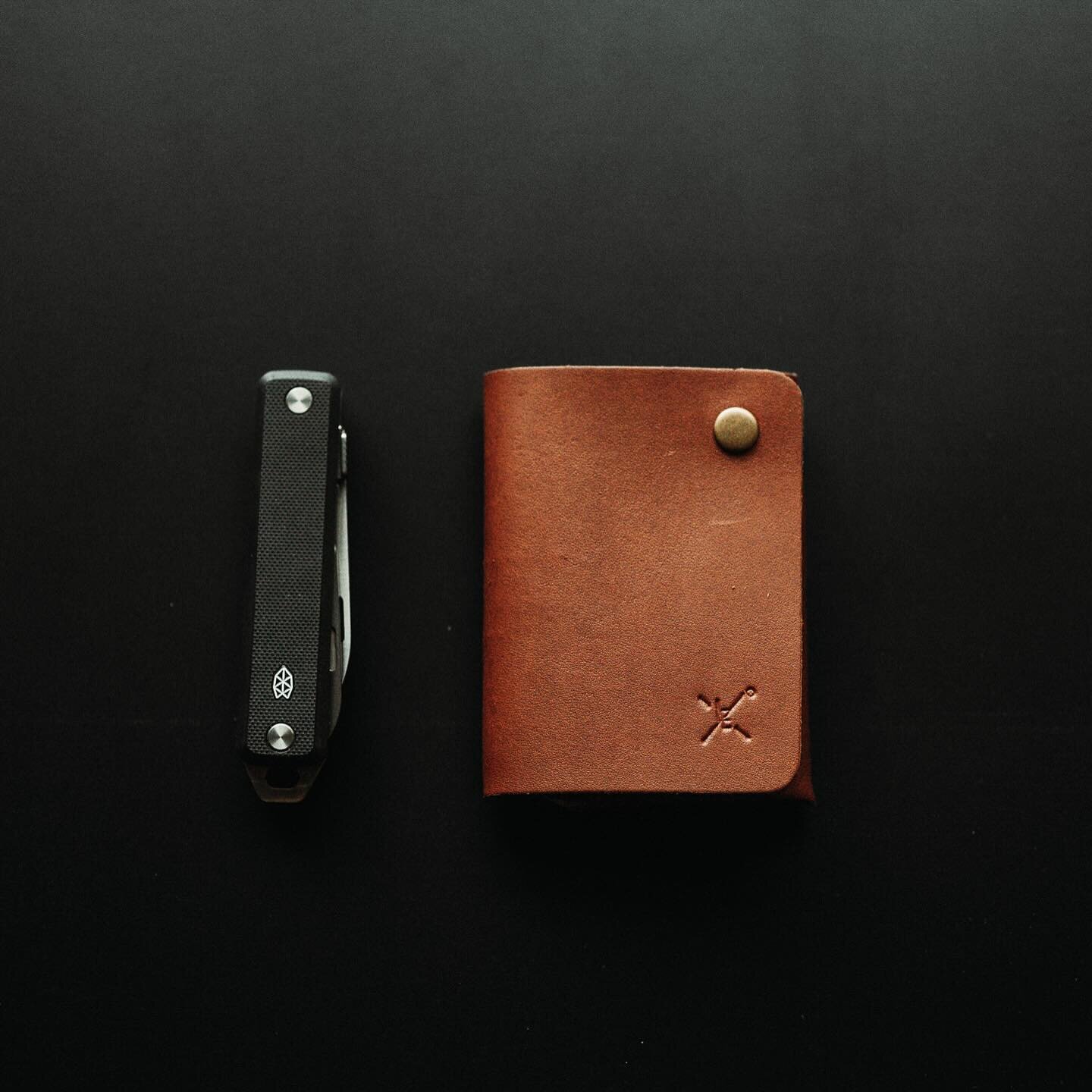 Porque los objetos que te acompa&ntilde;an a diario, entre m&aacute;s simples, mejores. 

#loesencialmx #leatherwallets #minimallife #edc #mexicandesign