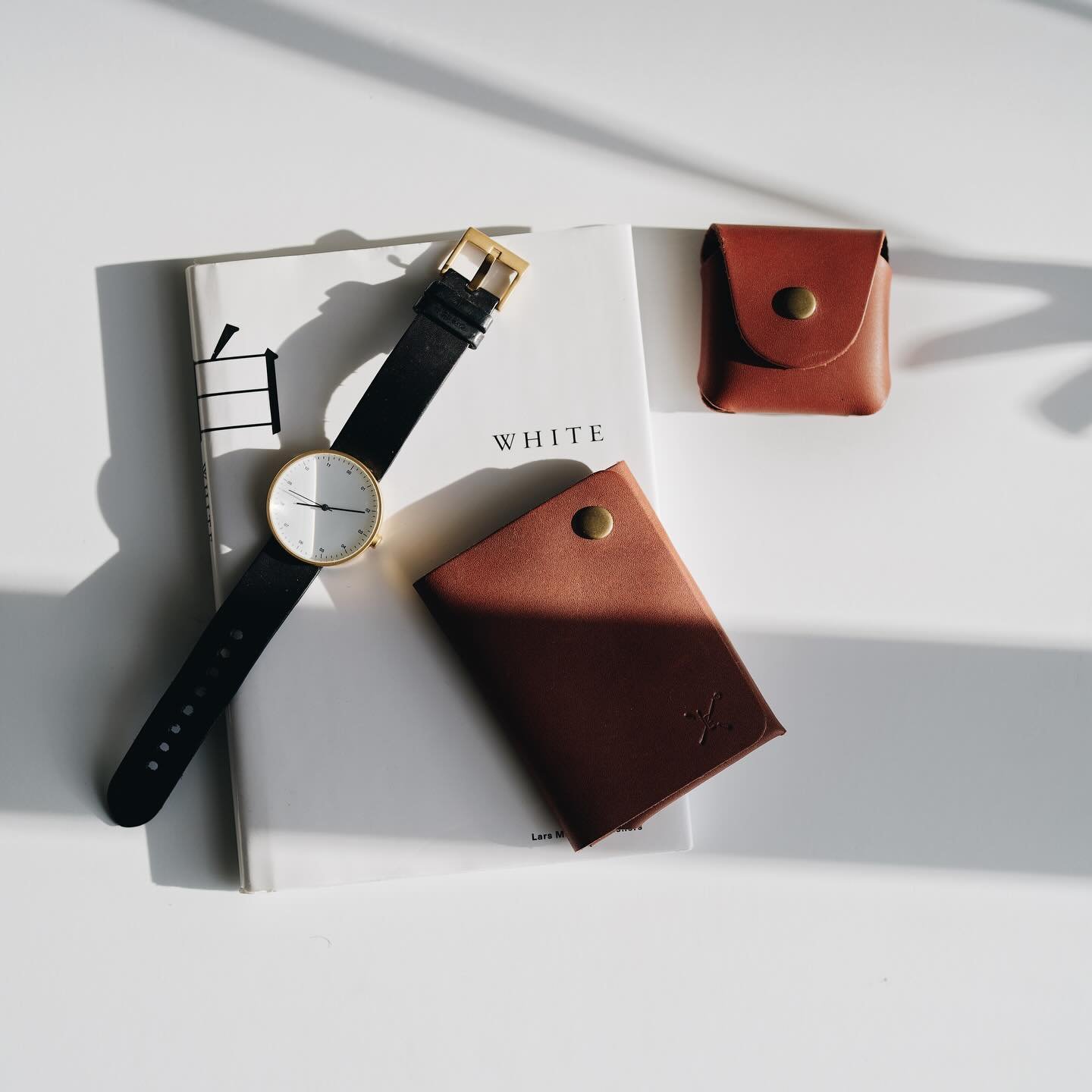 Piensa en objetos análogos que te hagan feliz, objetos que utilizas a diario. Cosas simples pero útiles. 

Queremos que te rodeen esos objetos. 

#loesencialmx #minimal #design #mexicandesign #wallet