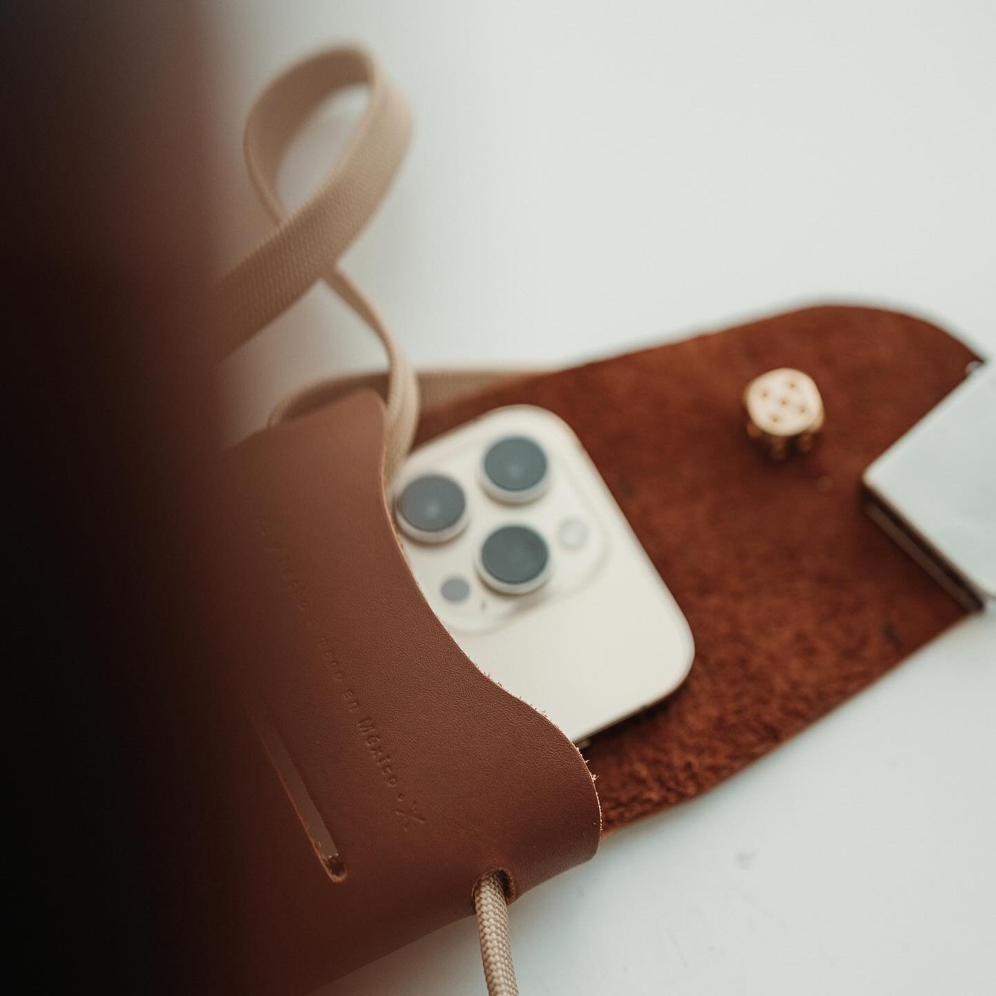 Un pequeño bolso diseñado de la formas más mínima, modular y utilitaria que fuimos capaces de resolver.

Conócelo a partir de mañana en @hoteldemetria 

11-05-2024

#loesencialmx #productlaunch #phonebag