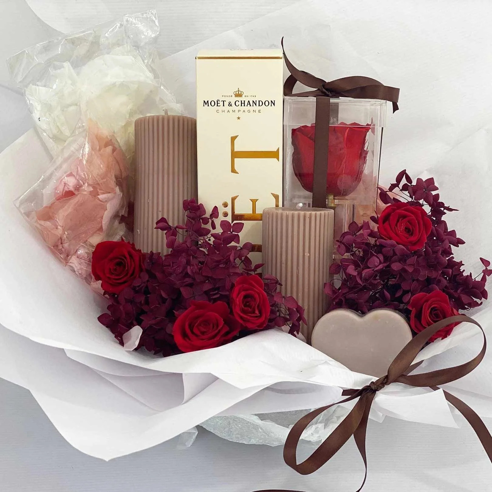 A special valentine's day hamper with champagne and roses