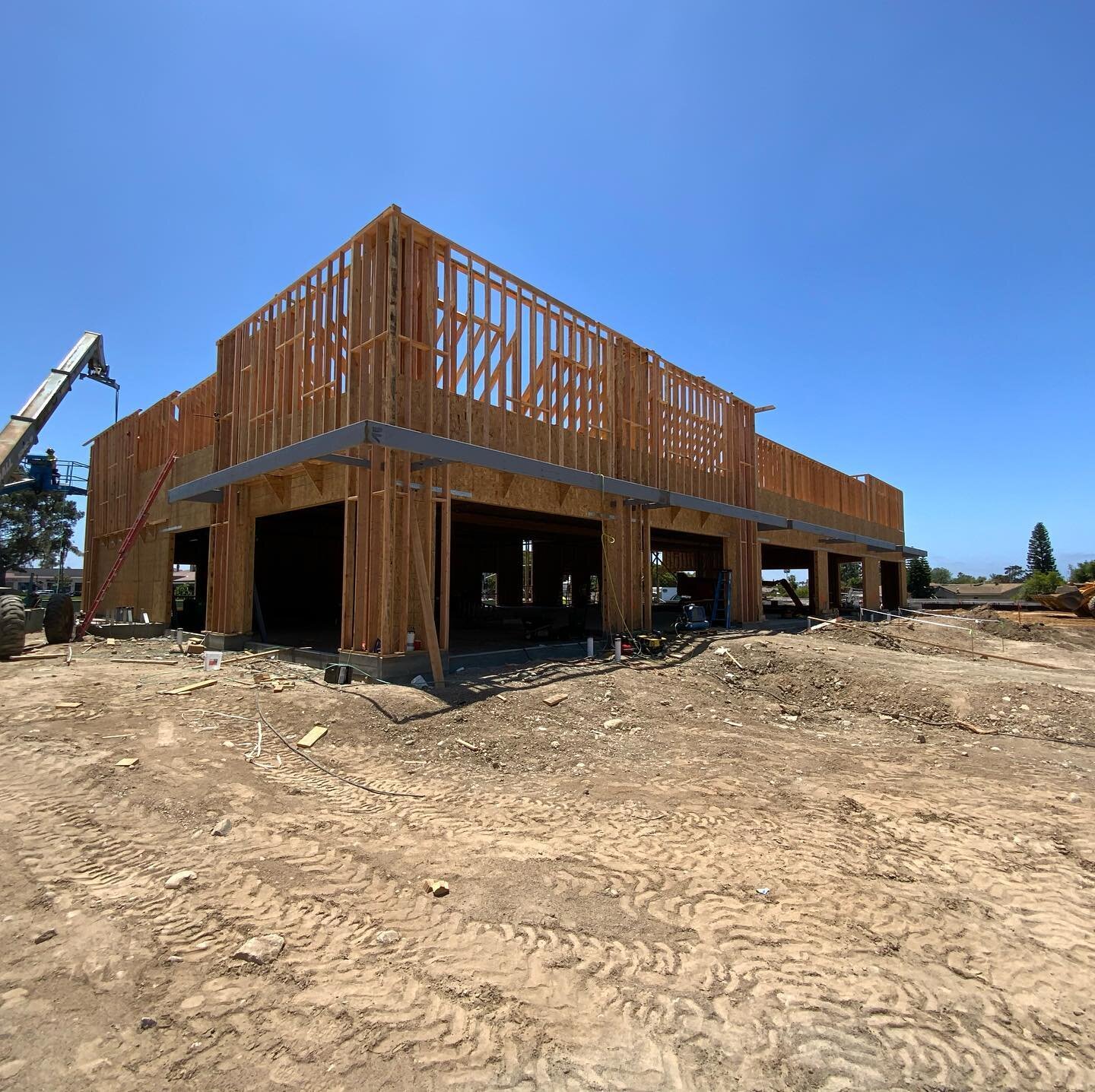 Building B is up and ready to be roughed in! There are 2 of these that will go perpendicular to each other in #miramesa #electricians #construction #jobsite @brixmorpropertygroup @parkway.construction