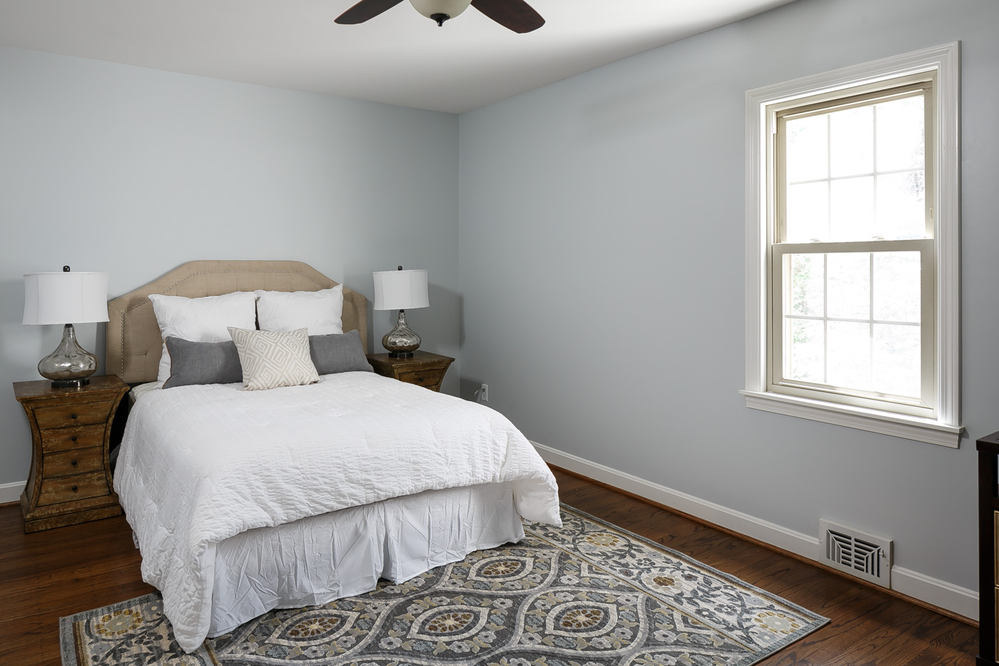 Upstairs, right bedroom