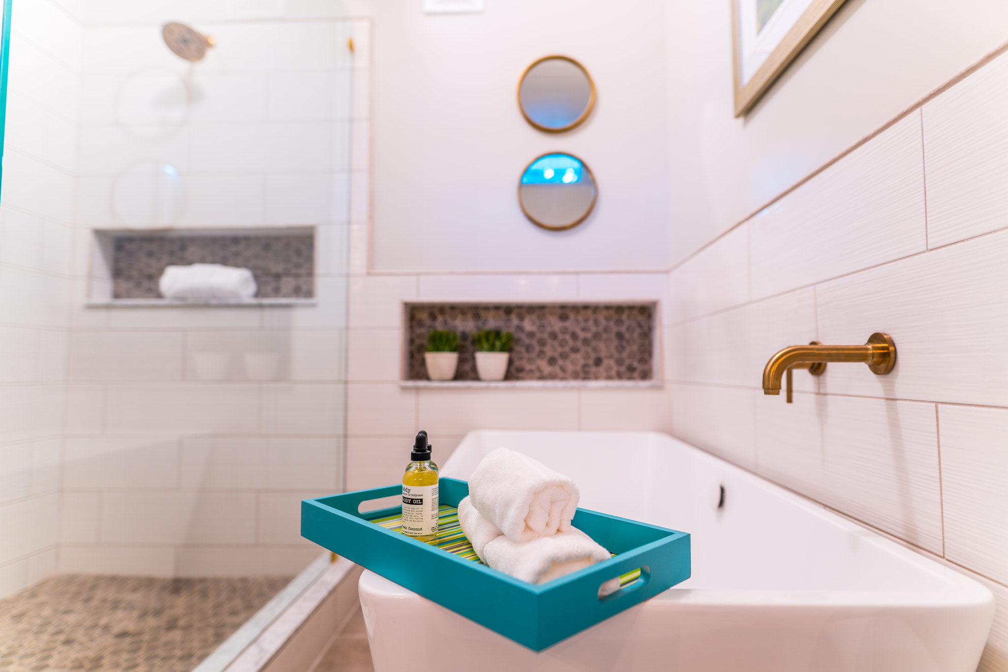 Soaker tub with lots of storage