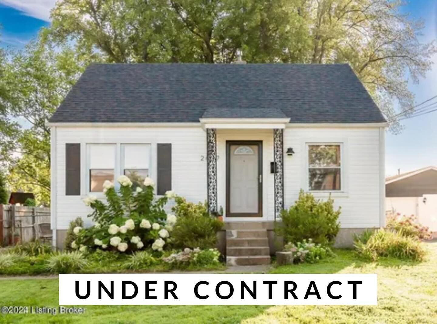 So excited for my buyer who got this absolute cutie under contract on Friday night! Inspection coming up on Wednesday 💪
.
Property listed by Corey Ritter, Mammoth Solutions
Buyer represented by @brennabrooksrealtor
@homes502
@jaypittsrealtor, Princi