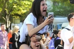 This 1D fangirl climbed on her friends shoulders to get a better view