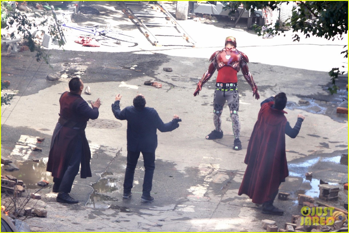 iron-man-wears-his-armor-in-new-avengers-infinity-war-set-photos-24.jpg