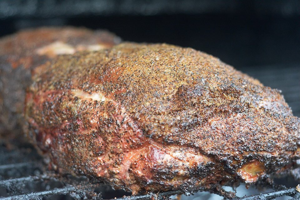 The Stiggs smoked, bone-in Pork Shoulder starts with a little dry rub and some patience&hellip;. 10-12 hours to be exact. 😍 💨 🍖 ❤️

Then the gifts keep on givin&rsquo;&hellip; 👉👉👉

1) Smoked Pork Shoulder
2) Sweet Poatato Chili with pulled Pork
