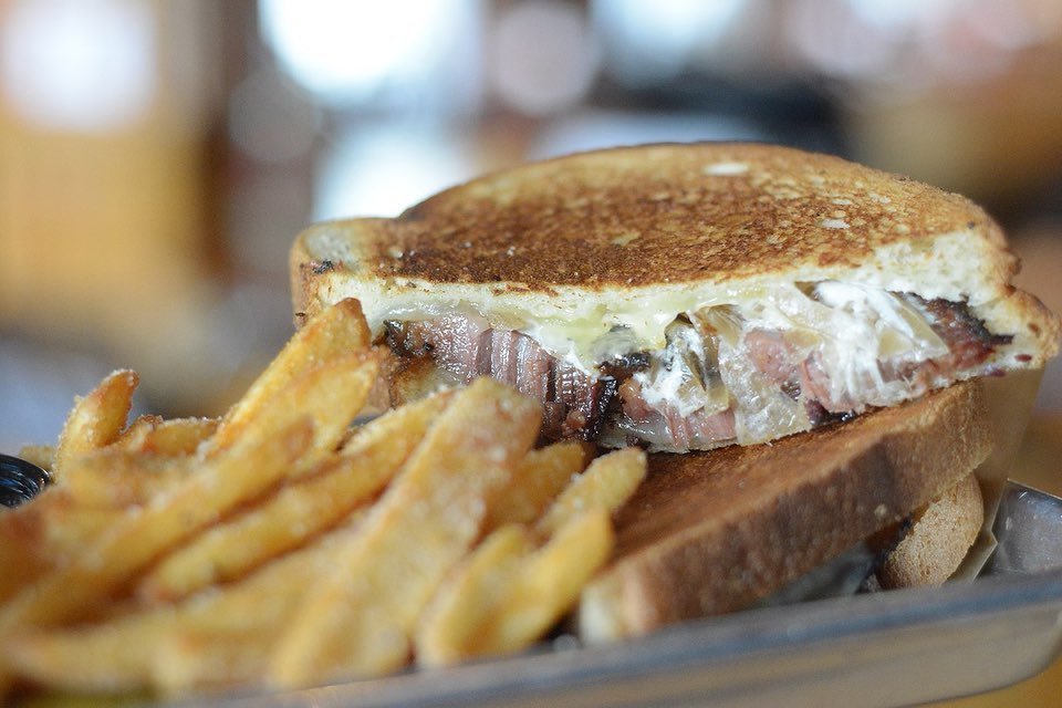 Sandwich 1st or Fries 1st? Swipe 👉  OR do you strategize to finish at the same time? 🤔 Lunchtime decisions @stiggsbrewery 😍😋❤️

Our Brisket Melt is absolutely THE BEST around &amp; couple that with our Fuggle Fries&hellip; 🔥 What is Fuggle you s