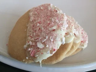  Shortbread with white chocolate and crushed candy cane 