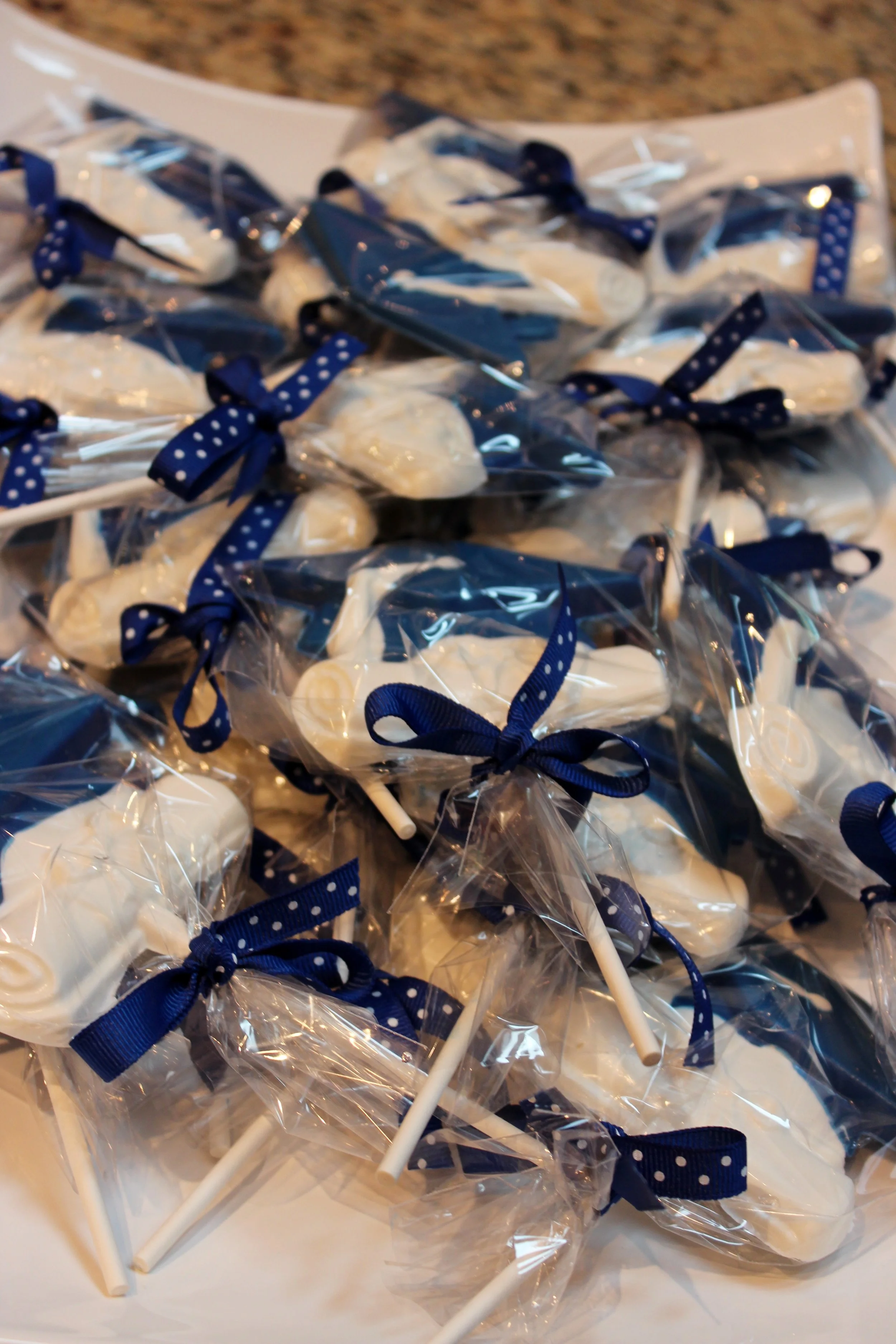 Graduation pops in school colors