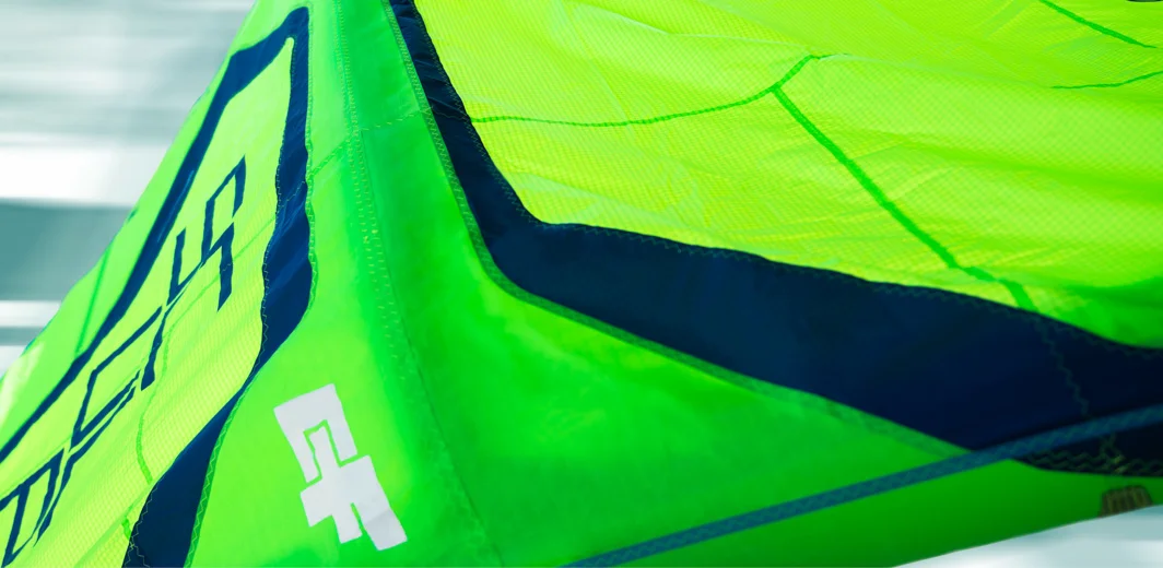 DACRON CANOPY COVERED STRUTS To increase the rigidity, durability and performance of the kites, all struts are now covered and connected to a Dacron panel on the canopy which runs on the full length of the strut. This results in a more sturdy construction, more stable, and more reactive kite.
