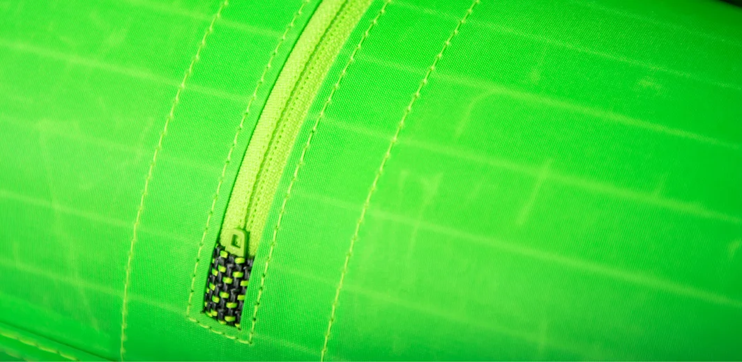 LIGHT WEIGHT ZIPPER Unlike on other kites, we selected a slimmer Lightweight Zipper covered with webbing to prevent sand from getting stuck into the zipper. This results in flawless function of the zipper, saves weight on the kite and overall looks much cleaner than a big heavy uncovered plastic zipper.