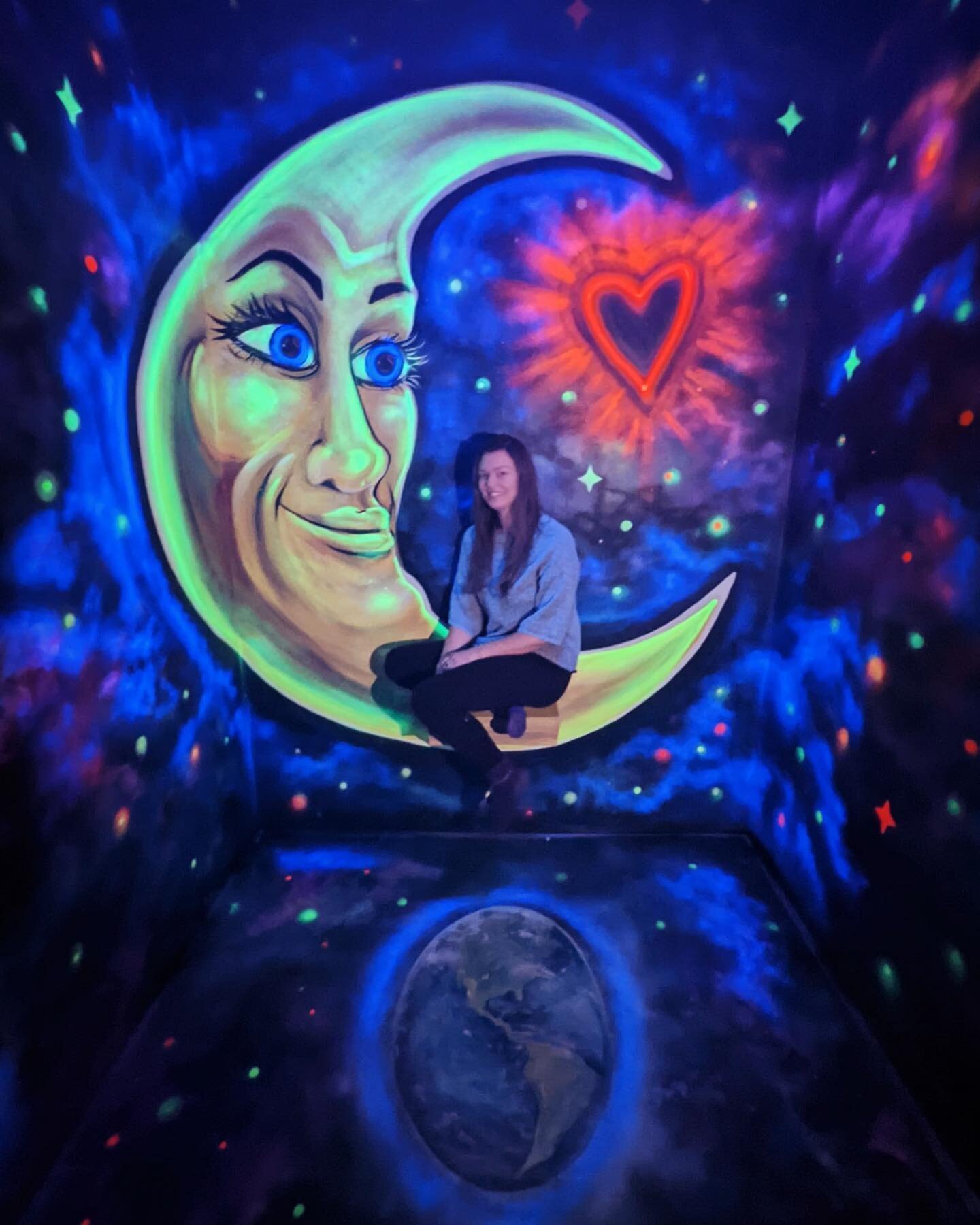 🌜Happy Valentines Day ❤️💜💙💚💛💖 I love LOVE, not just today but everyday! Love to the moon and back, Love as deep as the ocean and as high as the sky! Just like the moon loves the Earth, Love is the strongest force in the Universe ✨💫 

Glow in t