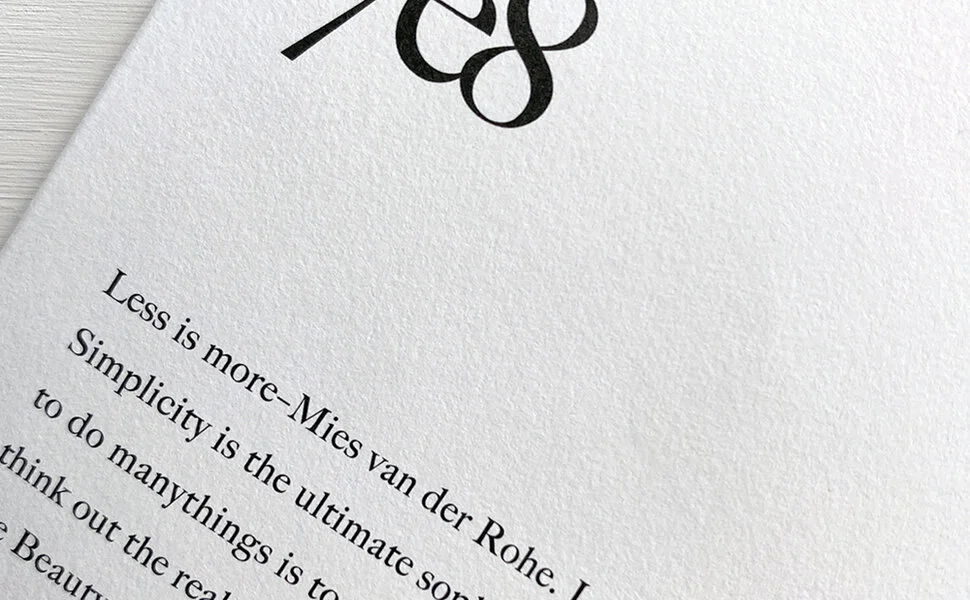 封筒に記載されている文字は以下のとおりです。 Less is more–Mies van der Rohe. ・より少ないということは、より豊かなことだ - ルートヴィヒ・ミース・ファン・デル・ローエ I shut my eyes in order to see–Paul Gauguin. ・私は目を閉じて心で視る - ポール・ゴーギャン Simplicity is the ultimate sophistication–Leonardo da Vinci. ・簡潔さは究