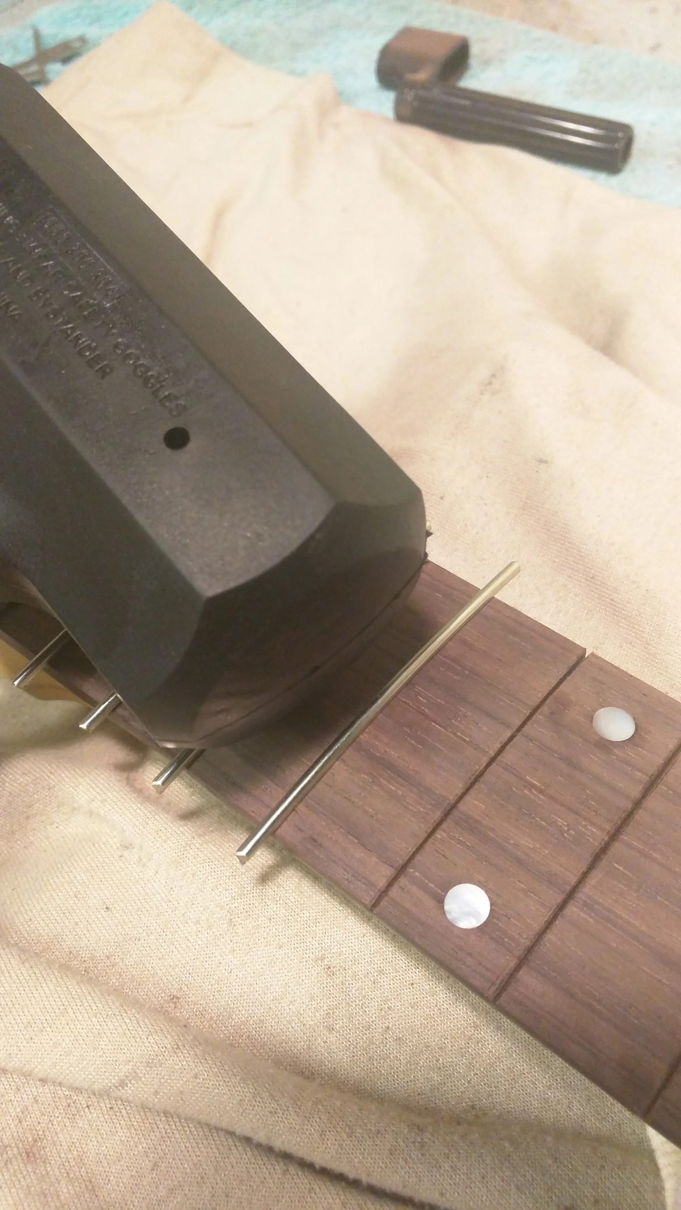 Aux - Refret part 2, sanding