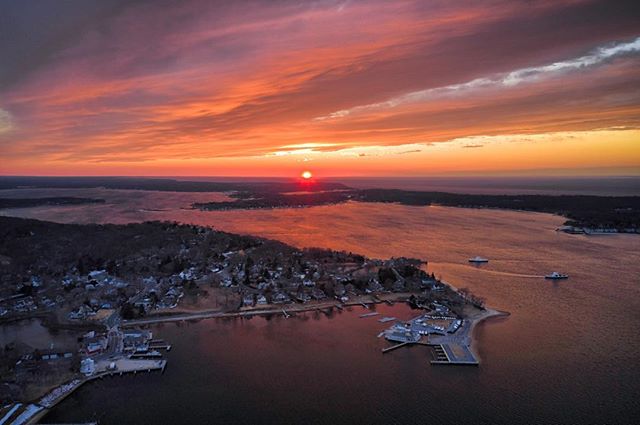 Last night&rsquo;s amazing sunset over Dering Harbor and Shelter Island Heights with the North Ferries crossing back and forth to Greenport #shelterisland #deringharbor #greenport #northfork #sunset #heights #ferry #winter #bridgestreet #islandliving