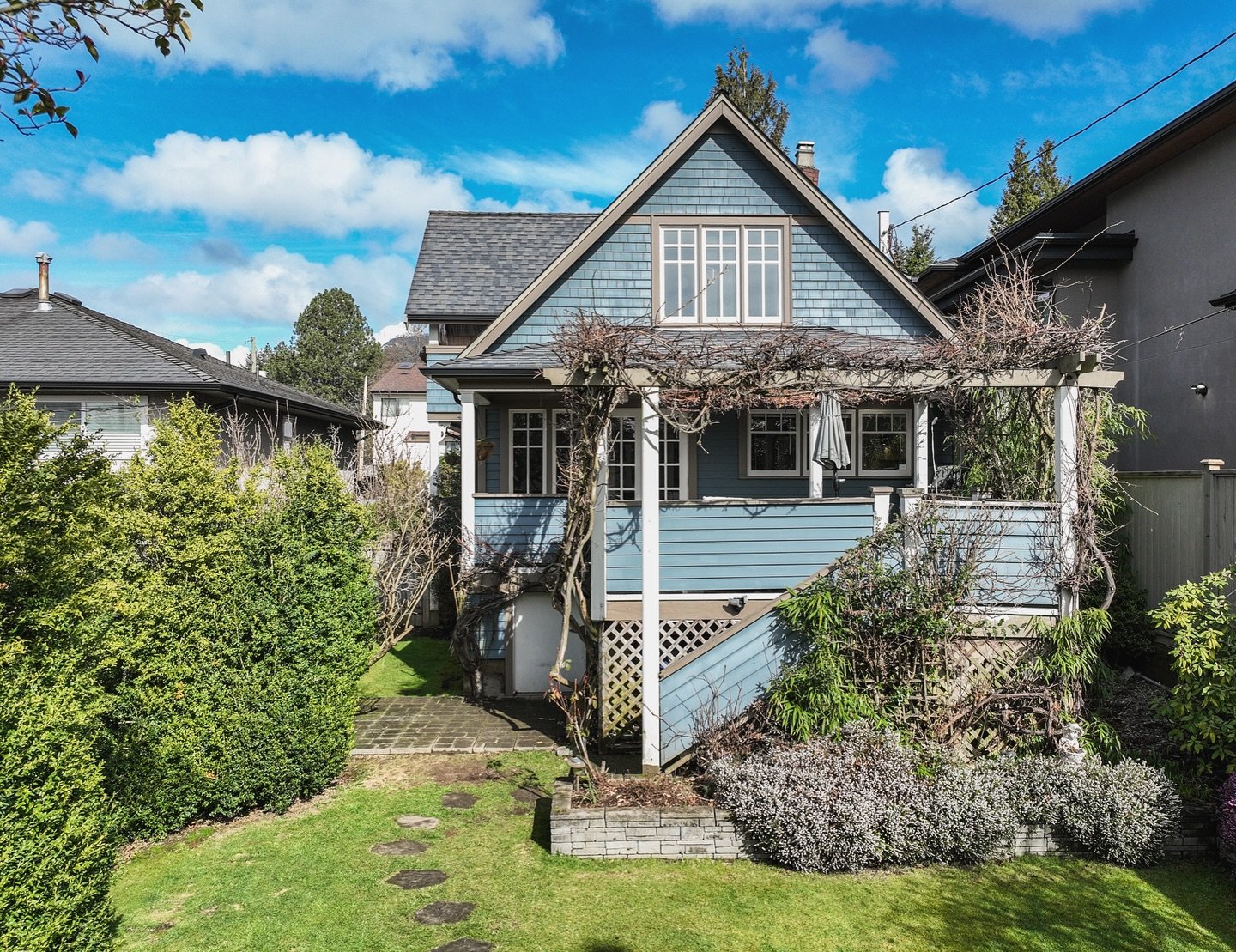 💫 New Listing 💫 341 W 22nd Street, Central Lonsdale
.
A charming &amp; updated heritage home in the heart of Central Lonsdale! Originally built in 1911, this Edwardian vernacular-style home blends historic character with modern updates, offering a 