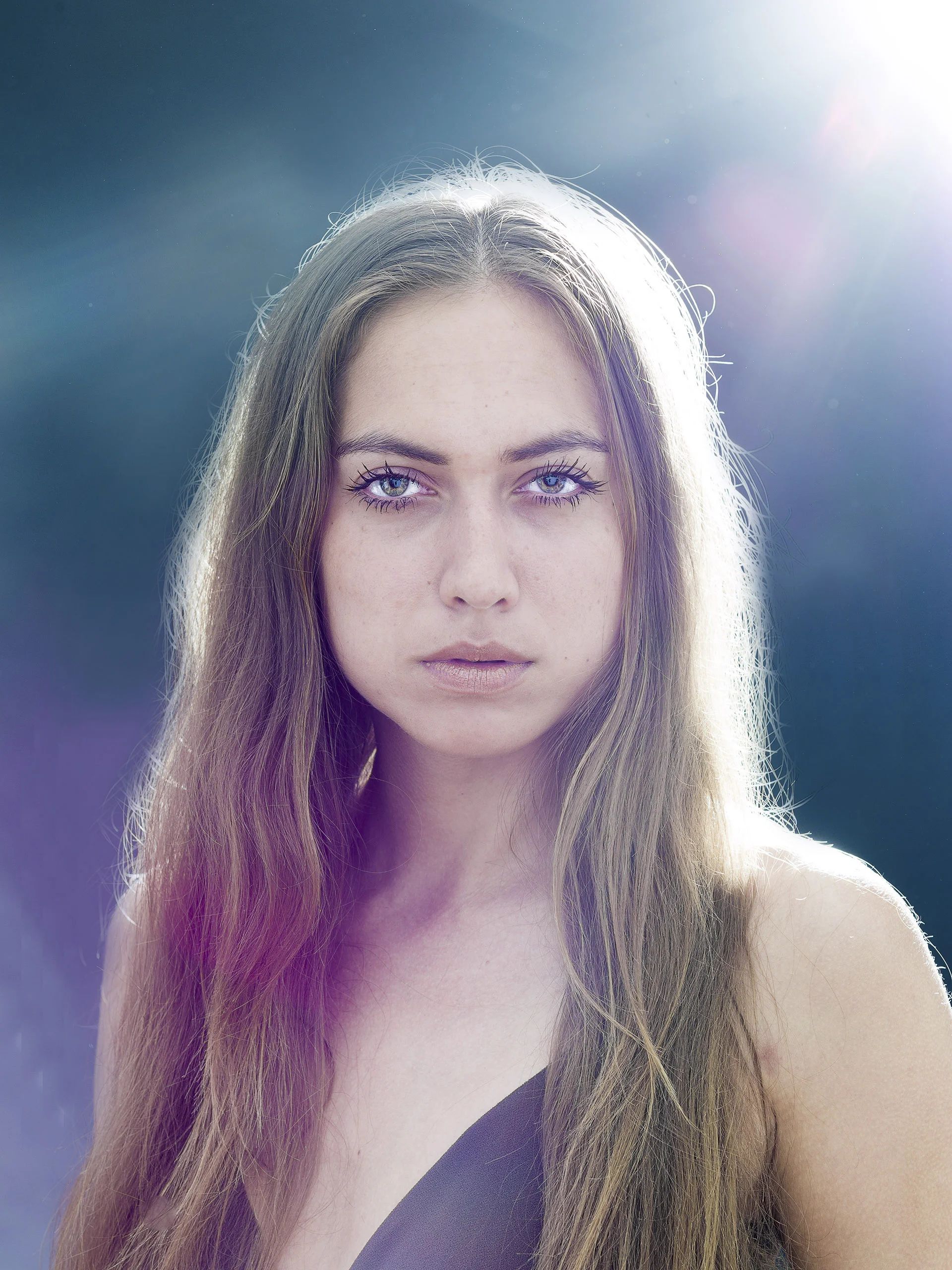 Eine einzige Blitzlampe im Studio, völlig ohne Reflektor rechts hinter dem Model sorgt für ein überstrahltes duftiges Porträt.