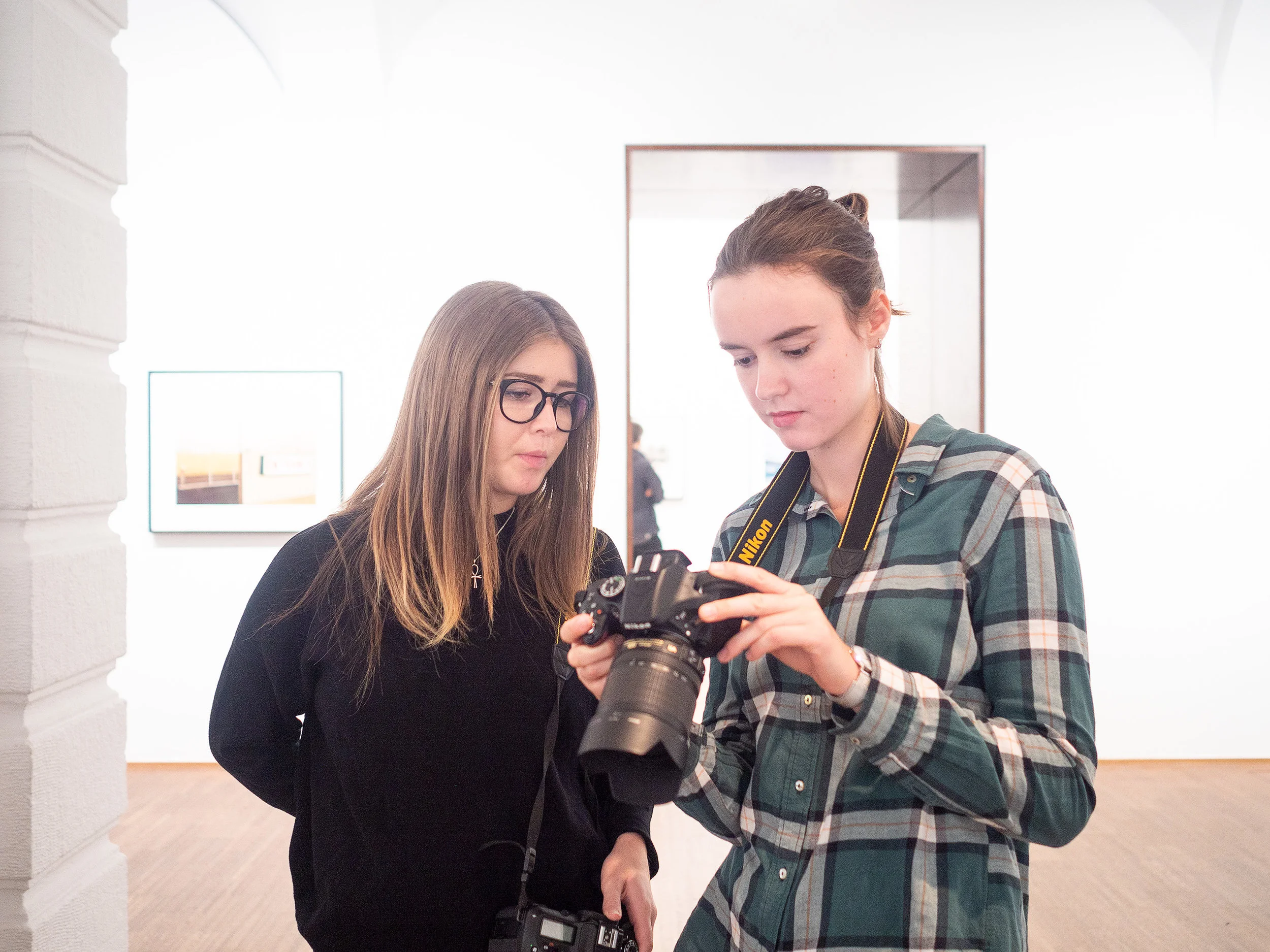 Studentinnen der LIK Ausbildung Fotografie und Mediendesign