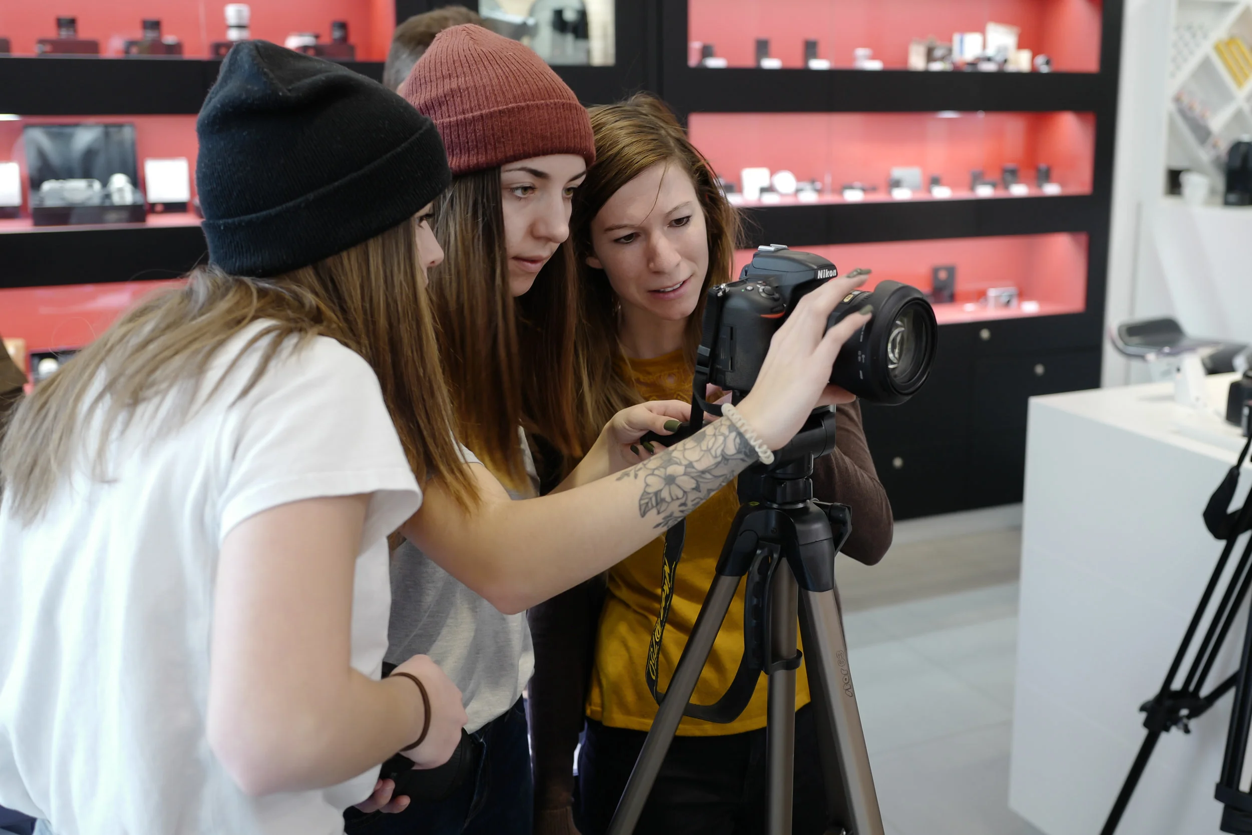 Charity Aktion von Florian C.A. Czech in der Leica Galerie - Scheckübergabe von den Schülern der LIK Akademie gefilmt.