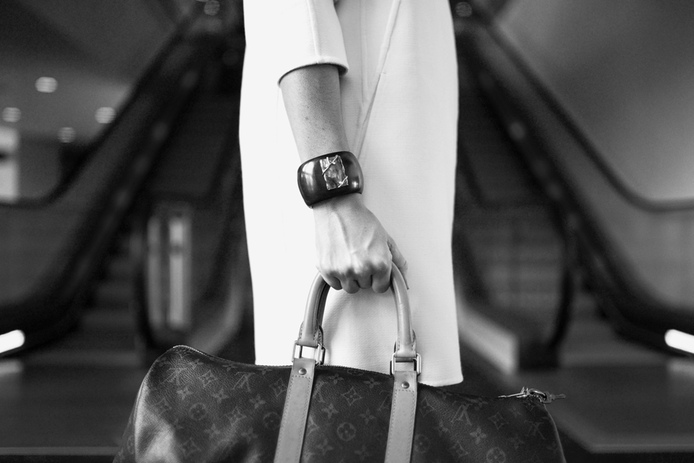 fashion-woman-cute-airportbw.jpg