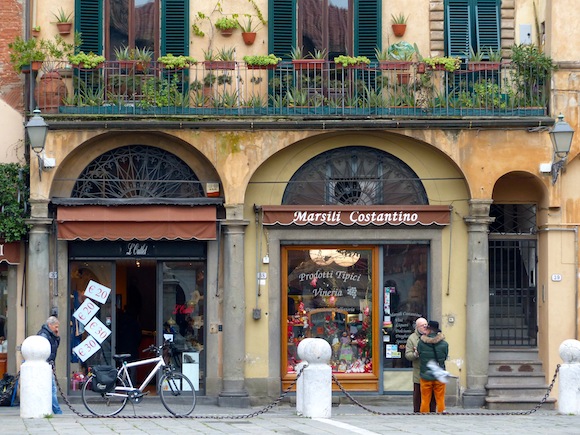 lucca-street-scene.jpg
