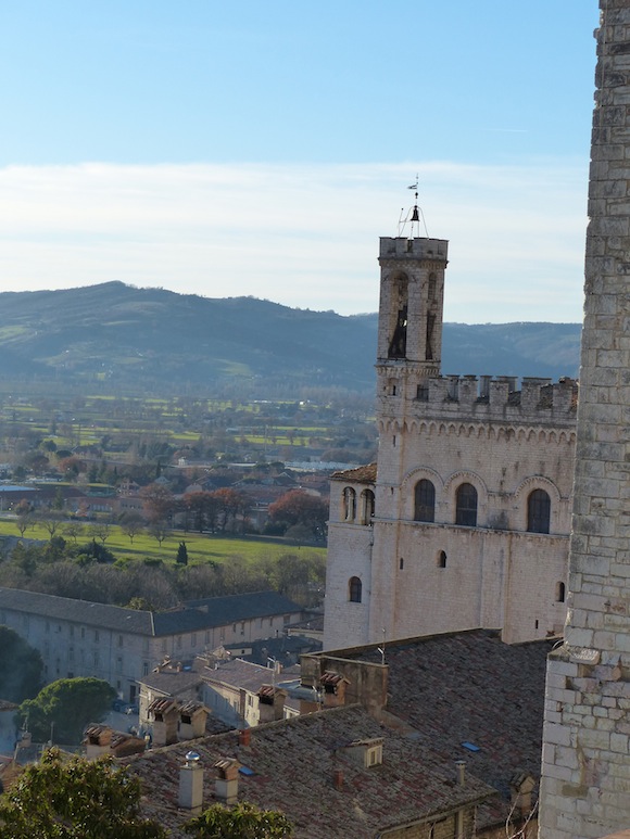 gubbio-piazza-distance.jpg
