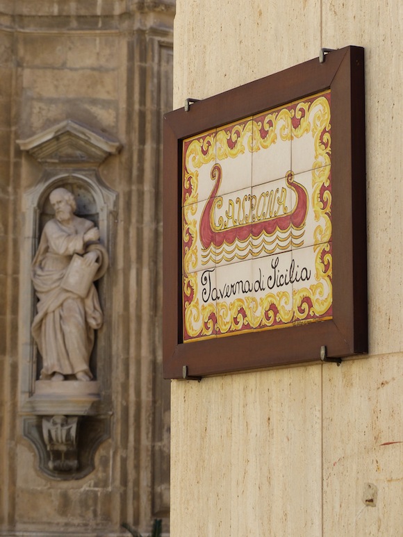 trapani-statue-sign.jpg