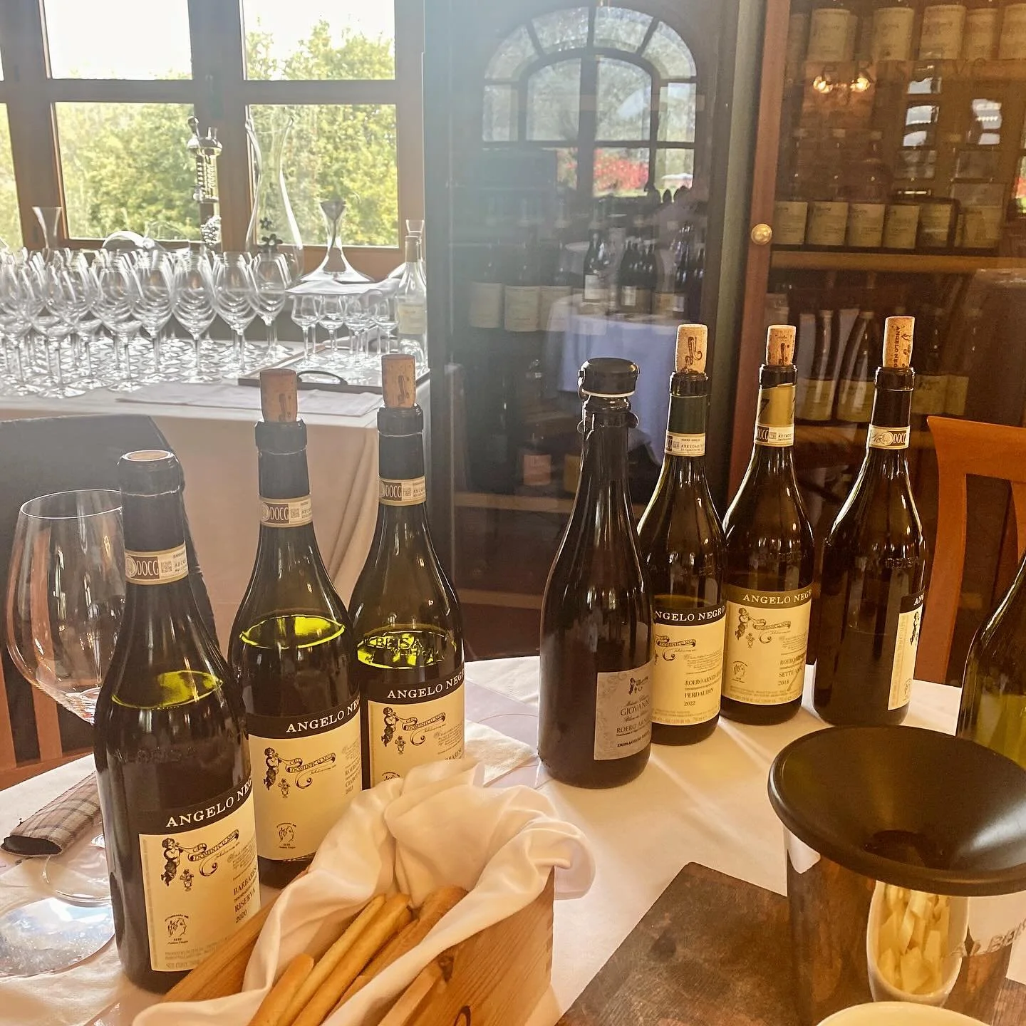 Living in Umbria for two years, I got up close and personal with Umbrian wines. I adore them. But thanks to Brenda and Graziano of @vinosofiaspello , I also got a crash course in Italy&rsquo;s astonishingly varied wine terrain. Years ago, over dinner